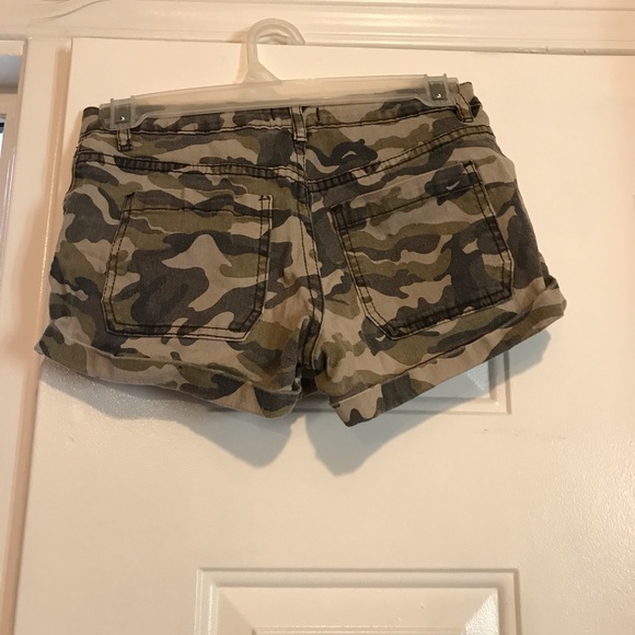 Forever 21 - Women’s Camouflage Short Shorts - 24 - Picture 3 of 3